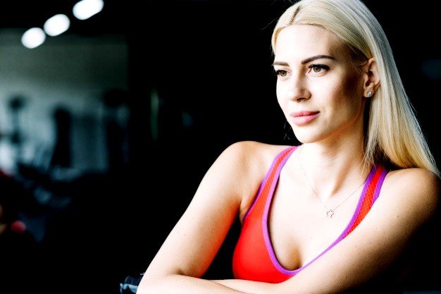 portrait-blonde-woman-with-makeup-during-workout