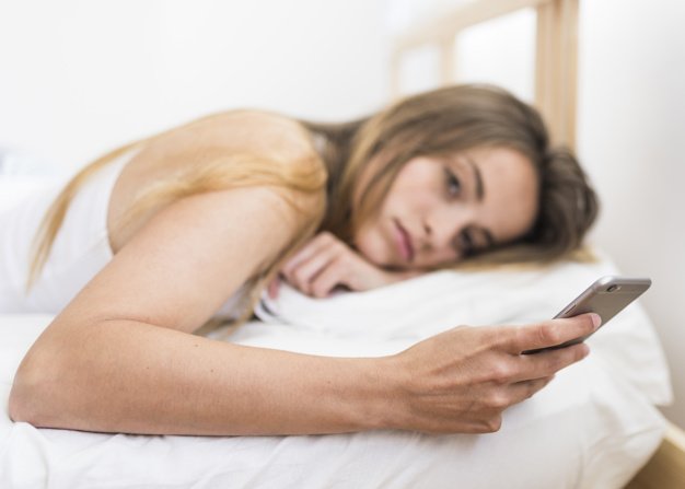 women with phone before sleep