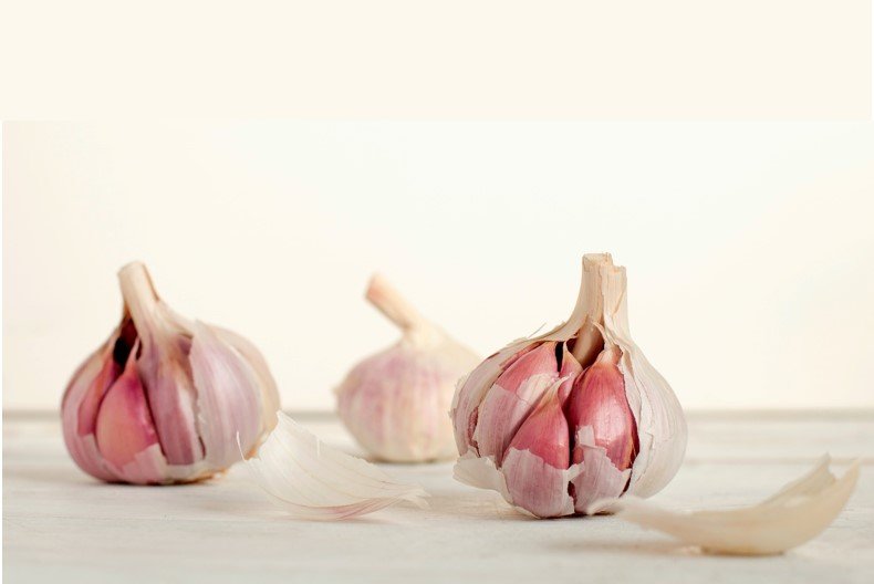 Garlic to get rid of mole on skin