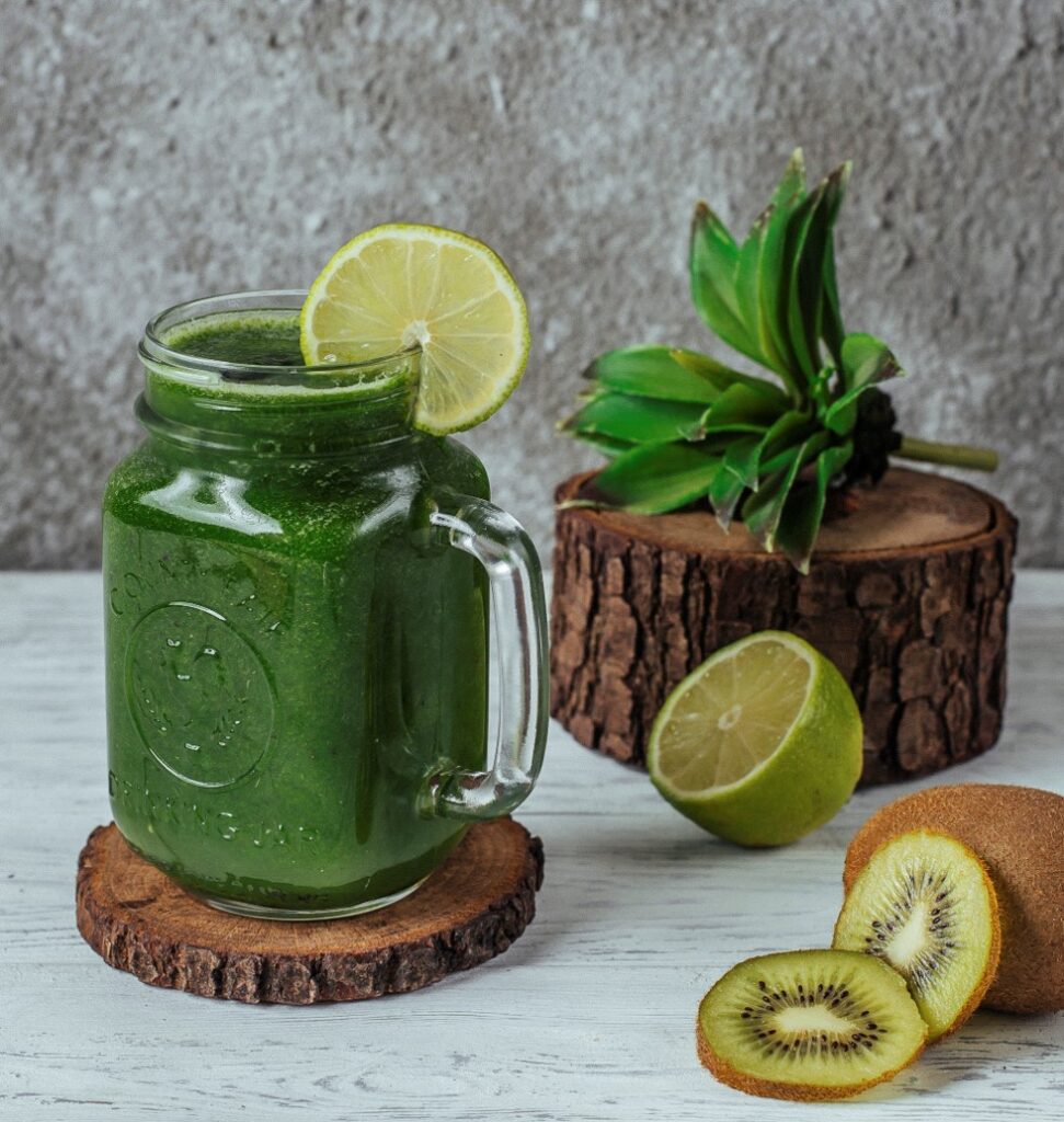 Kiwi spinach smoothie for smooth skin