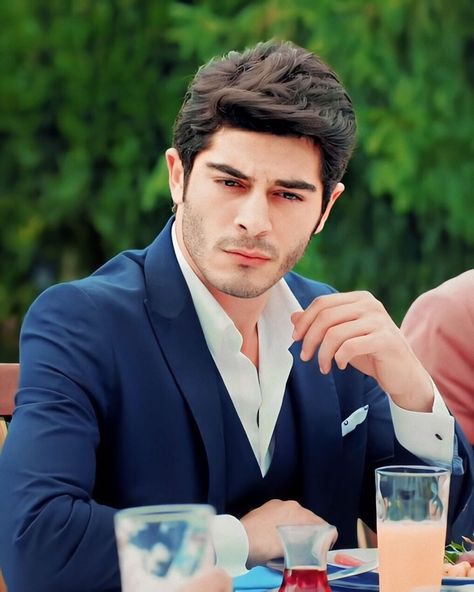 Burak-Deniz-Hot-Turkish-Actor-Turkish-men-photos-hairstyle-in-suite