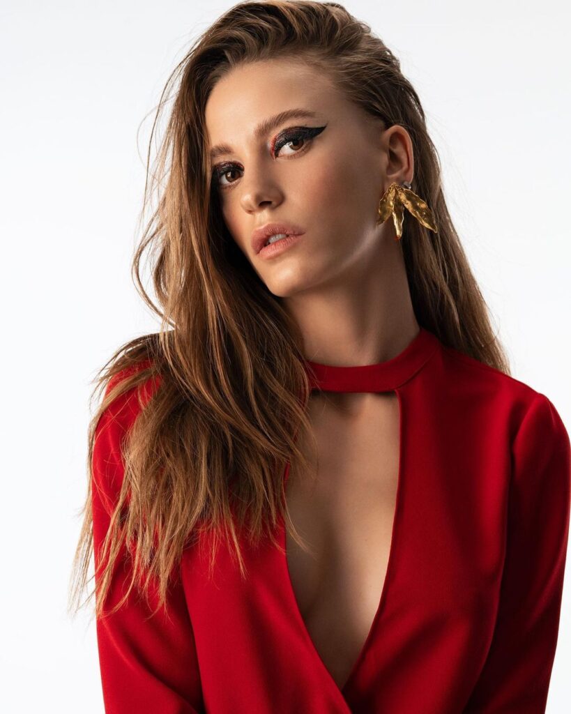 Turkish-girl-actress-Serenay-Sarikaya-long-hair-style-for-red-hot-dress-low-neck