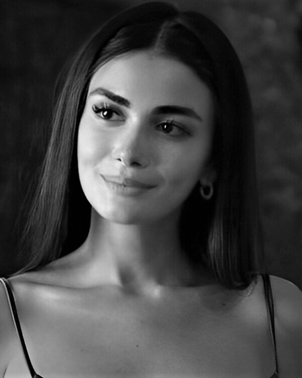 Ozge Yağız Height, Husband Net Worth Secrets Revealed